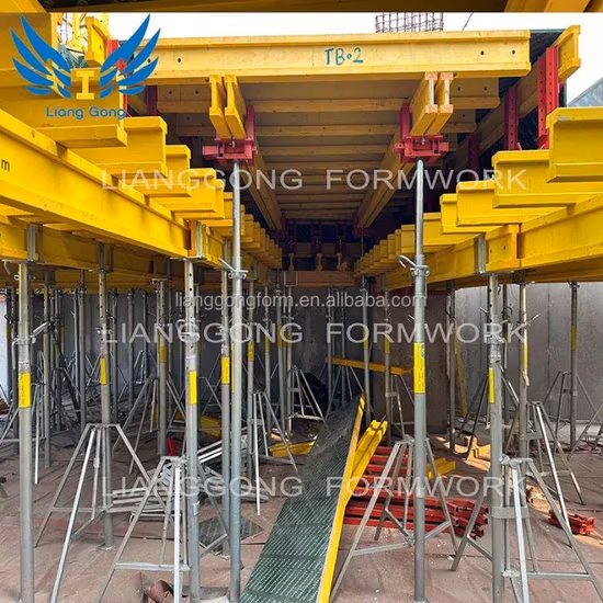 Опалубка стола с опорой из фанерной балки H20 и стальной опорой для строительства плит